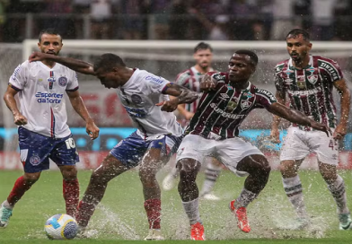 Fluminense joga mal, termina com 6 atacantes em campo e perde para o Bahia